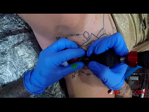 ❤️ Uiters getatoeëerde hottie Sully Savage het 'n tatoeëermerk op haar klitoris gekry ❤️ Gehaltepornografie op af.xxxtophd.ru ﹏